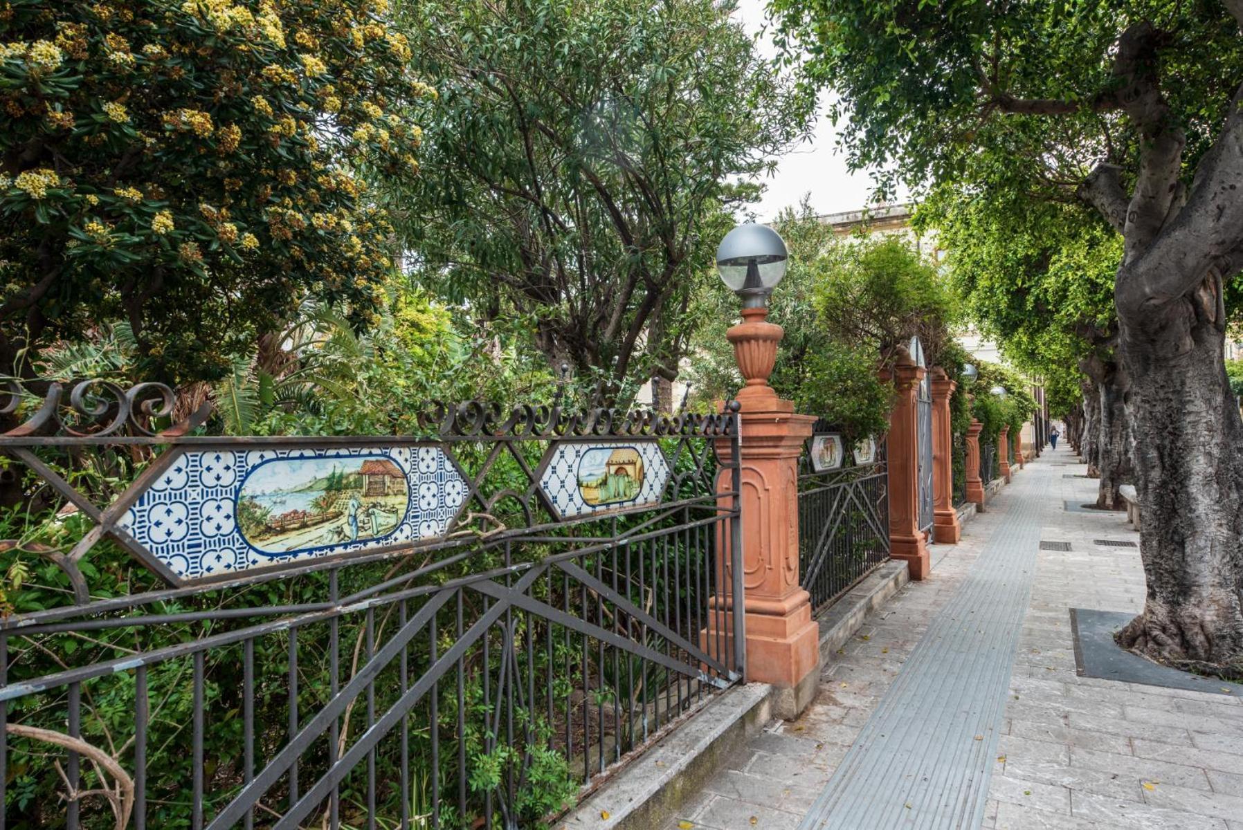 The Palace B&B And Apartments Santo Stefano di Camastra Exterior foto